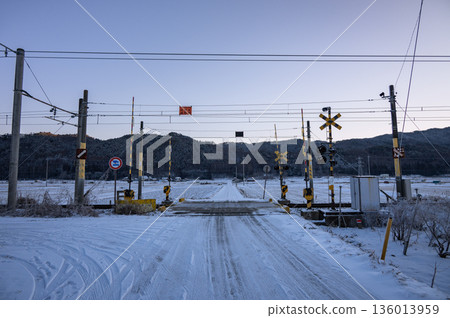 [Dawn] Railroad crossing in snowy country [Oito Line] 136013959