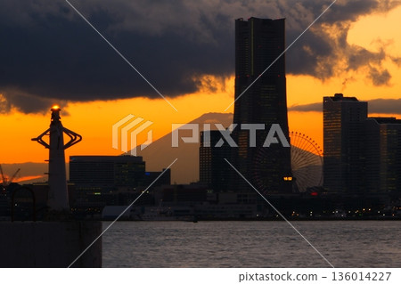 橫濱Minatomirai的夕陽輝光 136014227