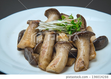 香脆的杏鮑菇用奶油翻炒，配以西蘭花芽 136014288