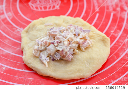 將餡料填入麵團中 136014319