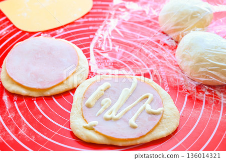 將食材放在麵包麵團上。 將食材放在麵包麵團上。 136014321