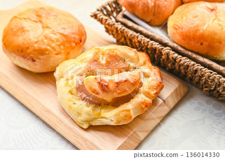 自製鹹味麵包配火腿和洋蔥蛋黃醬 136014330