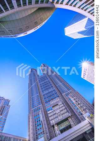 日本東京城市景觀：俯瞰東京都廳大樓和晴朗的天空…一線希望，預示著更美好的明天 = 2026年1月25日 136014442