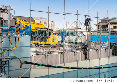 公寓拆除現場及工人 136014612