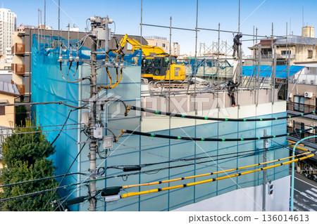 公寓拆除現場及工人 136014613