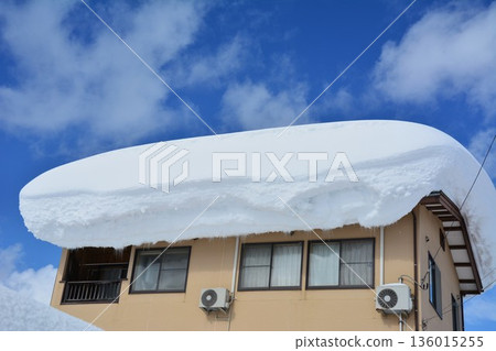 Cold wave attack, heavy snow roof, heavy snow scenery 136015255