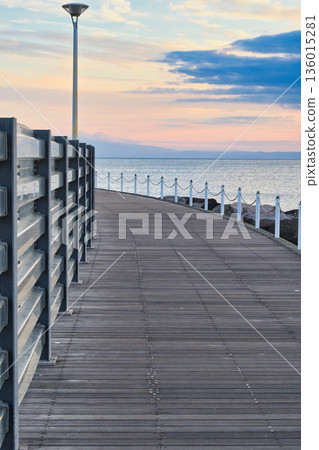 江之島片瀨漁港西側海濱長廊的傍晚景色（神奈川縣藤澤市） 136015281