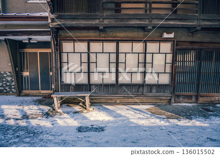 [Narai-juku] A snowy road illuminated by the light reflected off the window glass [Shiojiri City] 136015502