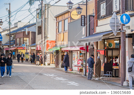 從愛知縣豐川市眺望豐川稻荷神社主入口的景色 136015680