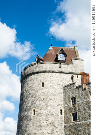 在湛藍的天空下,朵朵白雲飄浮,古老的溫莎城堡巍然屹立。這是倫敦郊區的一條街景。 在湛藍的天空下,朵朵白雲飄浮,古老的溫莎城堡巍然屹立。這是倫敦郊區的一條街景。 136015692