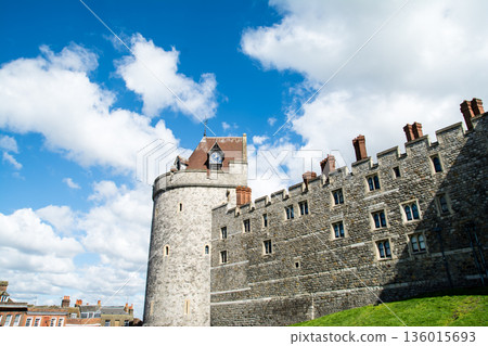 在湛藍的天空下,朵朵白雲飄浮,古老的溫莎城堡巍然屹立。這是倫敦郊區的一條街景。 在湛藍的天空下,朵朵白雲飄浮,古老的溫莎城堡巍然屹立。這是倫敦郊區的一條街景。 136015693