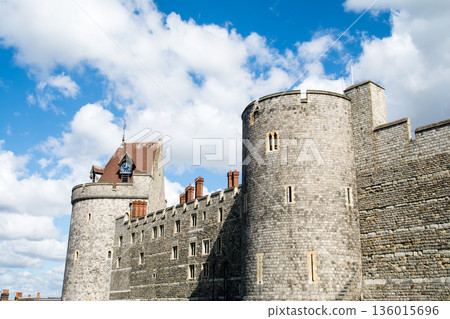 在湛藍的天空下，朵朵白雲飄浮，古老的溫莎城堡巍然屹立。這是倫敦郊區的一條街景。 136015696
