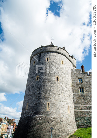 在湛藍的天空下，朵朵白雲飄浮，古老的溫莎城堡巍然屹立。這是倫敦郊區的一條街景。 136015706