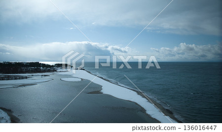 從黑部川河口附近看到的白雪皚皚的黑部川沖積扇。 從黑部川河口附近看到的白雪皚皚的黑部川沖積扇。 136016447
