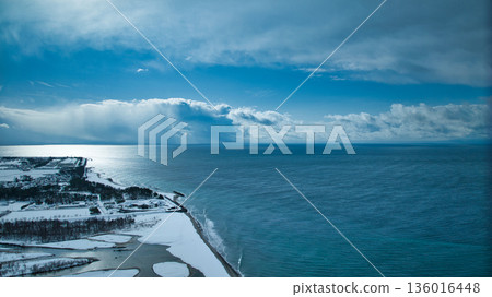 從黑部川河口附近看到的白雪皚皚的黑部川沖積扇。 從黑部川河口附近看到的白雪皚皚的黑部川沖積扇。 136016448