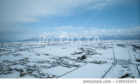 從黑部川河口附近看到的白雪皚皚的黑部川沖積扇。 從黑部川河口附近看到的白雪皚皚的黑部川沖積扇。 136016453
