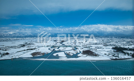 從黑部川河口附近看到的白雪皚皚的黑部川沖積扇。 從黑部川河口附近看到的白雪皚皚的黑部川沖積扇。 136016457