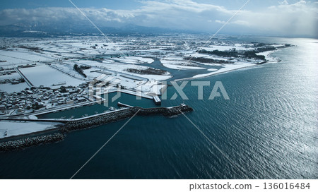 Snow-covered Kurobe River alluvial fan, view from near the mouth of the Kurobe River Snow-covered Kurobe River alluvial fan, view from near the mouth of the Kurobe River 136016484