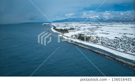 從黑部川河口附近看到的白雪皚皚的黑部川沖積扇。 從黑部川河口附近看到的白雪皚皚的黑部川沖積扇。 136016485
