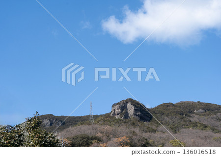 建在山頂上的輸電塔 136016518