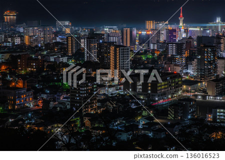 從高處俯瞰別府市夜景 從高處俯瞰別府市夜景 136016523