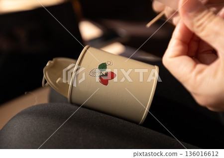 一名女子正在將轉移貼紙貼到白色翻新罐上 136016612