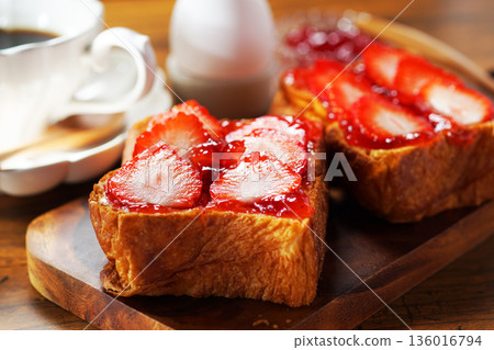 早餐圖片：草莓醬、塗奶油的吐司和新鮮草莓 136016794