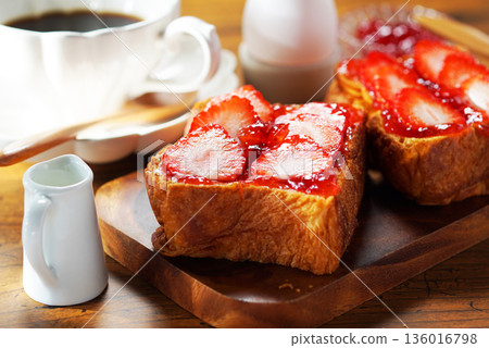 早餐圖片：草莓醬、塗奶油的吐司和新鮮草莓 136016798