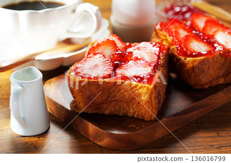 早餐圖片：草莓醬、塗奶油的吐司和新鮮草莓 136016799