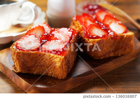 早餐圖片:草莓醬、塗奶油的吐司和新鮮草莓 早餐圖片:草莓醬、塗奶油的吐司和新鮮草莓 136016807