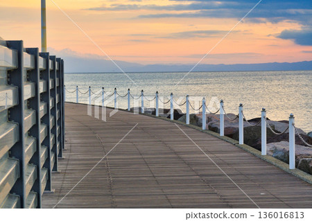 Evening view of the West Promenade at Katase Fishing Port, Enoshima (Fujisawa City, Kanagawa Prefecture) 136016813