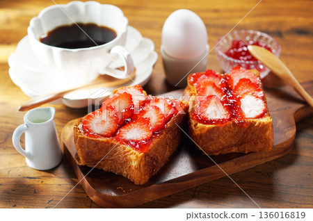 早餐圖片:草莓醬、塗奶油的吐司和新鮮草莓 早餐圖片:草莓醬、塗奶油的吐司和新鮮草莓 136016819