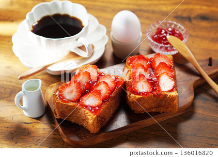 早餐圖片:草莓醬、塗奶油的吐司和新鮮草莓 早餐圖片:草莓醬、塗奶油的吐司和新鮮草莓 136016820