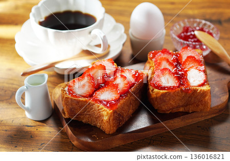 早餐圖片：草莓醬、塗奶油的吐司和新鮮草莓 136016821