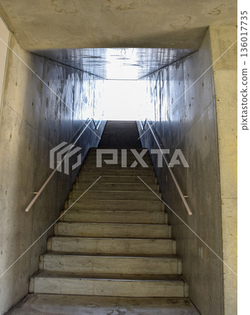 通往地面的樓梯圖片 136017735