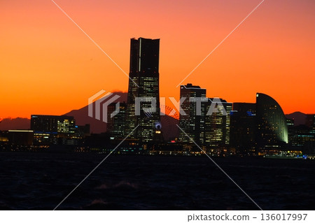 Dusk of Yokohama Minato Mirai Dusk of Yokohama Minato Mirai 136017997