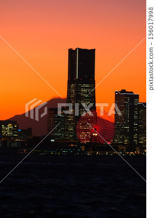 Dusk of Yokohama Minato Mirai Dusk of Yokohama Minato Mirai 136017998