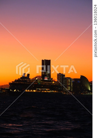 Dusk of Yokohama Minato Mirai 136018024