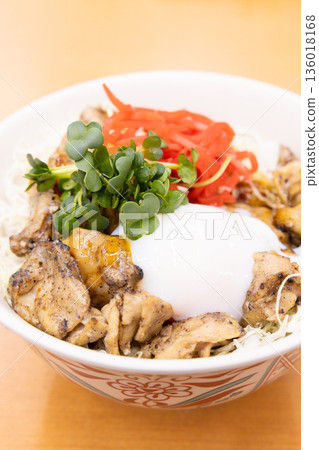 Delicious charcoal grilled chicken skirt steak rice bowl 136018168