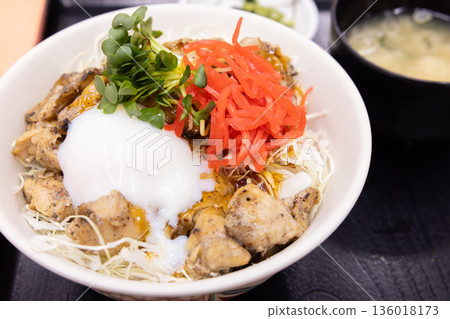 Delicious charcoal grilled chicken skirt steak rice bowl 136018173