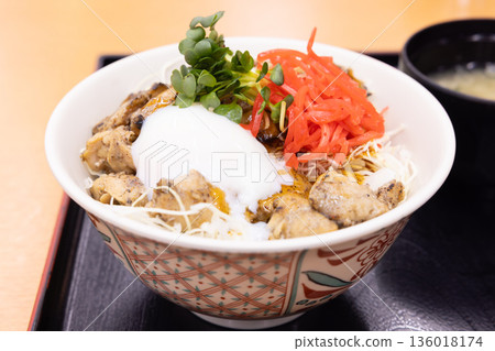 Delicious charcoal grilled chicken skirt steak rice bowl 136018174