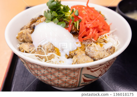 Delicious charcoal grilled chicken skirt steak rice bowl 136018175