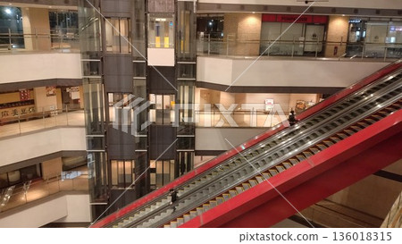 Queen's Square Yokohama elevators and escalators Queen's Square Yokohama elevators and escalators 136018315