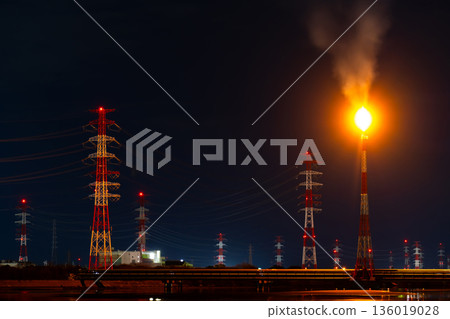 京濱工業區夜景：燃燒的火焰和電線 136019028