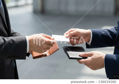 鳥瞰圖：商人們在戶外交換名片 136019160