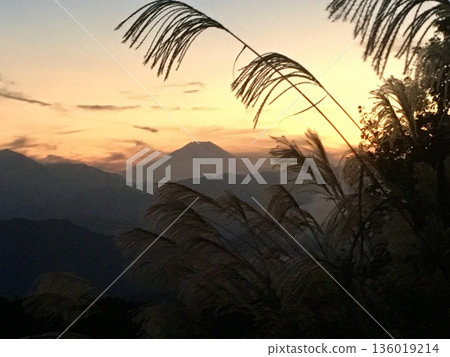 秋末夕陽下的富士山 秋末夕陽下的富士山 136019214