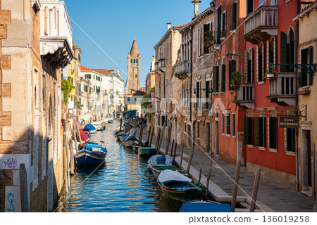 水城威尼斯，沿著狹窄的運河，林立著色彩繽紛的建築和教堂鐘樓。 136019258