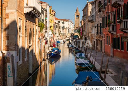水城威尼斯，沿著狹窄的運河，林立著色彩繽紛的建築和教堂鐘樓。 136019259