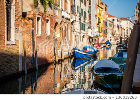 威尼斯運河和歷史悠久的街道上的船隻 136019260
