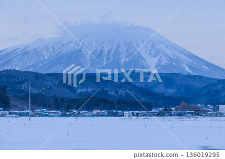 Snow-covered Mount Iwate in the bitter cold, as seen from Takizawa City, Iwate Prefecture Snow-covered Mount Iwate in the bitter cold, as seen from Takizawa City, Iwate Prefecture 136019295